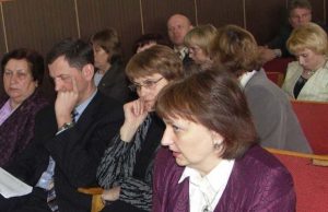 Dilema: didinti atlyginimą ar laukti geresnių laikų Už praėjusių metų darbo rezultatus paskatinti šeši savivaldybės valstybės tarnautojai. Viena jų – Finansų skyriaus vadovė Reda Dūdienė (priekyje)