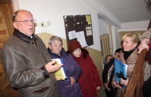 Daugiabučių renovacijos projekto vadovas Romandas Vilkas (kairėje) priešiškai nusiteikusiems gyventojams bandė išaiškinti