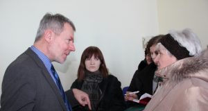 Būsto energijos taupymo agentūros laikinai einantis direktoriaus pareigas Valius Serbenta atsakė į rajono gyventojų klausimus. D.Zibolienės nuotr.