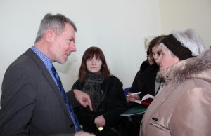 Dar vienas bandymas iš mirties taško pajudinti daugiabučių renovaciją Būsto energijos taupymo agentūros laikinai einantis direktoriaus pareigas Valius Serbenta atsakė į rajono gyventojų klausimus. D.Zibolienės nuotr.