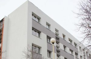 Pirmieji renovacijos vaisiai Taikos gatvės 3-iasis namas iš tolo matyti. N.Byčkovskio nuotr.