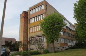 Daugiabučių namų renovacijos pažadų burbulas bliūkšta Renovuojant Vilniaus g. 12A namą būtina nugriauti ir pradėjusį irti senosios katilinės kaminą