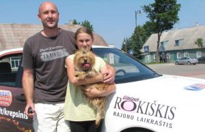 „Gimtojo Rokiškio“ logotipas Prie išmarginto mersedeso su reporteriu A.Miškiniu pozuoja krepšinio gerbėja A.Šuvajeva.