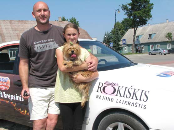 Prie išmarginto mersedeso su reporteriu A.Miškiniu pozuoja krepšinio gerbėja A.Šuvajeva.