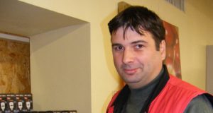 Galiūnas Dainius Repšys prieš pat Kalėdas pagerino sau pačiam priklausantį vyrų jėgos trikovės atkėlimo rungties rajono rekordą. L. Dūdaitės nuotr.