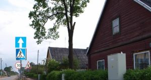 Meniškomis langinėmis šalyje garsėjančią Respublikos gatvę darkys skardinės elektros apskaitos skydinės. D.Zibolienės nuotr.