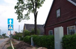 Respublikos gatvė: palaimino elektros dėžes, uždraudė plastiko langus Meniškomis langinėmis šalyje garsėjančią Respublikos gatvę darkys skardinės elektros apskaitos skydinės. D.Zibolienės nuotr.