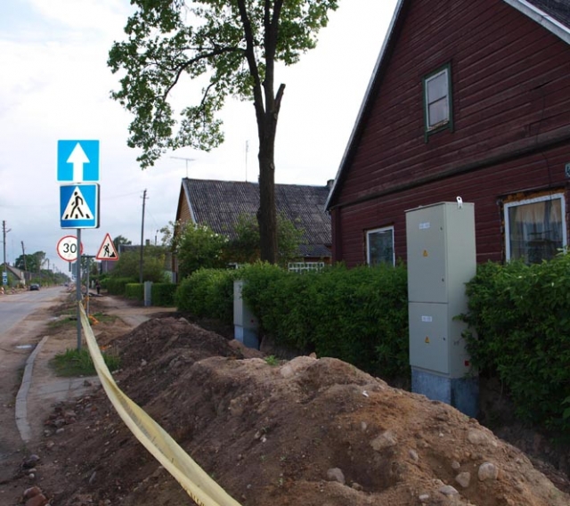 Meniškomis langinėmis šalyje garsėjančią Respublikos gatvę darkys skardinės elektros apskaitos skydinės. D.Zibolienės nuotr. Meniškomis langinėmis šalyje garsėjančią Respublikos gatvę darkys skardinės elektros apskaitos skydinės. D.Zibolienės nuotr.