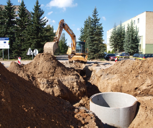 Visą vasarą gatvėje vyko remonto darbai. Visą vasarą gatvėje vyko remonto darbai.