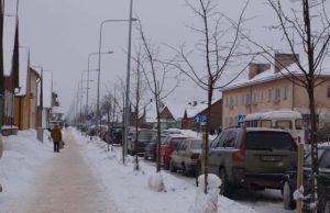 Premjeras Rokiškį vaduoja nuo sniego? Respublikos gatvėje neliko sniego pusnių. D.Zibolienės nuotr.