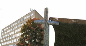 „Kapinaičių“ vaizdas jau antrą mėnesį puikuojasi šalia savivaldybės