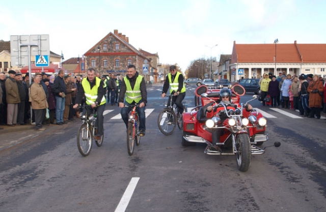 Rekonstruotą Respublikos gatvę pirmieji išmėgino baikeris Vidmantas Stasilionis ir ant dviračių sėdę liberalcentristai (iš kairės) Gintaras Girštautas