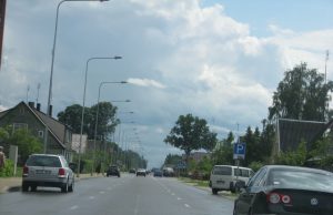 Prieš penkerius metus gatvės trečioje juostoje automobiliams stovėti leista