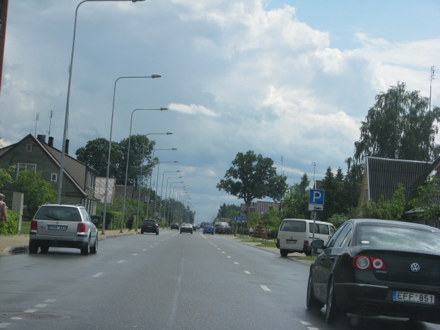 Prieš penkerius metus gatvės trečioje juostoje automobiliams stovėti leista