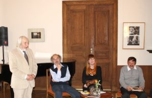 Bronius Ribokas (dešinėje) per apdovanojimą Rašytojų sąjungos klube Vilniuje. B.Riboko archyvo nuotr.