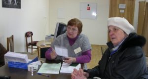 Rokiškėnė Vanda Butėnienė (dešinėje) balsavo iš anksto