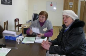 Rokiškėnė Vanda Butėnienė (dešinėje) balsavo iš anksto