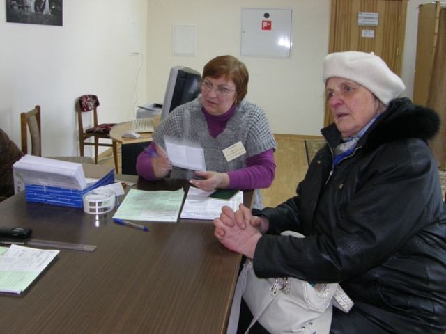 Rokiškėnė Vanda Butėnienė (dešinėje) balsavo iš anksto