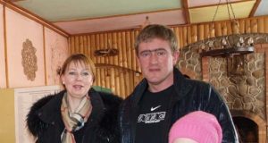 Kalvių ūkininkai Rasa ir Kęstutis Venclovai balsavimo biuletenius patiki dukrai Agnei. L.Dūdaitės nuotr.