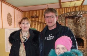 Kalvių ūkininkai Rasa ir Kęstutis Venclovai balsavimo biuletenius patiki dukrai Agnei. L.Dūdaitės nuotr.