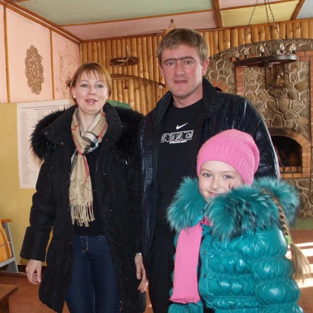 Kalvių ūkininkai Rasa ir Kęstutis Venclovai balsavimo biuletenius patiki dukrai Agnei. L.Dūdaitės nuotr.