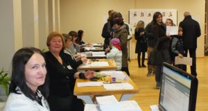 Rokiškio Respublikos 5-osios rinkimų apylinkės komisijos sekretorė Asta Mikulionienė (iš kairės)