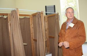 Apygardos rinkimų komisijos pirmininkės pavaduotojo A.Damoševičiaus pareiga – patikrinti balsavimo kabinas. D.Zibolienės nuotr.