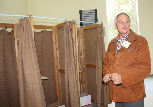 Apygardos rinkimų komisijos pirmininkės pavaduotojo A.Damoševičiaus pareiga – patikrinti balsavimo kabinas. D.Zibolienės nuotr.