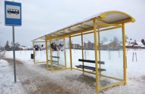 Autobusų stotelėje Kauno gatvėje kaba net du vienos partijos rinkimų plakatai. D. Zibolienės nuotr.