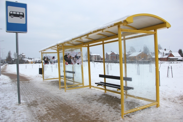 Autobusų stotelėje Kauno gatvėje kaba net du vienos partijos rinkimų plakatai. D. Zibolienės nuotr.