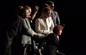 Scena iš spektaklio "Drakonas".