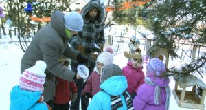 "Linelio" darželinukai entuziastingai bėrė trupinius į lesyklėles. "Linelio" lopšelio-darželio archyvo nuotr.