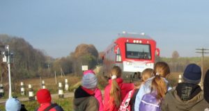 Rokiškio pradinės mokyklos ketvirtokai Tindžiulių stotelėje sulaukė atvykstančio traukinio. Rokiškio pradinės mokyklos archyvo nuotr.