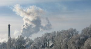 Ketvirtą savaitę spiginantys šalčiai artimiausiomis dienomis trauktis nežada. Šilumininkai dirba įtemptu režimu