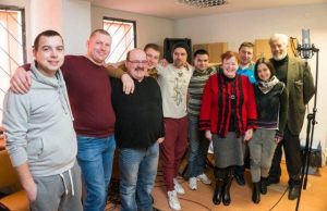 AB "Panevėžio keliai" Rokiškio filialo darbuotojai ir aktorius Andrius Povilauskas repetuoja įrašų studijoje.  A. Repšio nuotr.