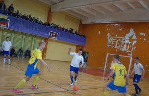 Rungtynių akimirka. Rokiškėnai (balta apranga) kovoja dėl kamuolio. L. Dūdaitės nuotr.