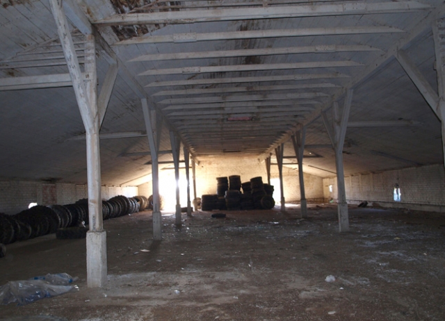 Buvusio paukštyno apgriuvusioje vištidėje iki 2012 metų planuojama įrengti modernią biologiškai skaidžių atliekų kompostavimo įrangą. D.Zibolienės nuotr.