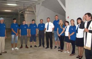 „Rokvesta“: penkerių metų veiklos jubiliejus pažymėtas naujo centro įkurtuvėmis Bajorų atliekų tvarkymo centro kolektyvas ir jo vadovas M.Starkus (šeštas iš kairės). Centrą pašventino Juodupės parapijos klebonas Saulius Keras (dešinėje). A.Minkevičienės nuotr.