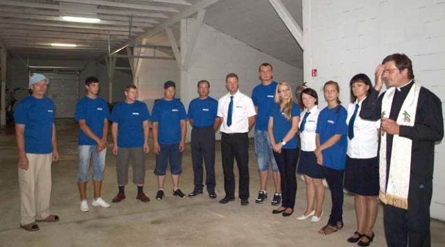 Bajorų atliekų tvarkymo centro  kolektyvas ir jo vadovas M.Starkus (šeštas iš kairės). Centrą pašventino Juodupės parapijos klebonas Saulius Keras (dešinėje). A.Minkevičienės nuotr.