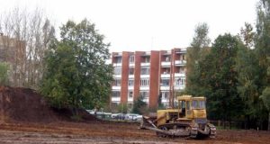 "Romuvos" gimnazijos stadione burzgia buldozeriai.