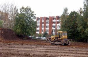 "Romuvos" gimnazijos stadione burzgia buldozeriai.