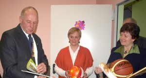 Rotary klubo vadovas L.Šablinskas įteikė dovanas Socialinės paramos centro direktorei A.Kaupienei (dešinėje) ir Dienos centro vyriausiajai socialinei darbuotojai Jūratei Dovydėnienei. L.Dūdaitės nuotr.