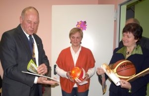 Neįgalių vaikų dienos centrui – rotariečių dovanos Rotary klubo vadovas L.Šablinskas įteikė dovanas Socialinės paramos centro direktorei A.Kaupienei (dešinėje) ir Dienos centro vyriausiajai socialinei darbuotojai Jūratei Dovydėnienei. L.Dūdaitės nuotr.