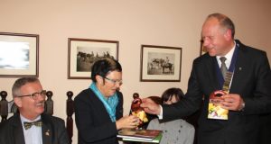 Rokiškio Rotary klubo prezidentas Leonardas Šablinskas (dešinėje) svečiams iš Danijos -  apygardos valdytojai A.Lovert ir jos sutuoktiniui rotariečiui Perui Hoyenui - dovanojo knygas apie AB „Rokiškio sūris“ bei šios įmonės produkcijos.