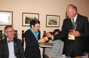 Rokiškio Rotary klubo prezidentas Leonardas Šablinskas (dešinėje) svečiams iš Danijos -  apygardos valdytojai A.Lovert ir jos sutuoktiniui rotariečiui Perui Hoyenui - dovanojo knygas apie AB „Rokiškio sūris“ bei šios įmonės produkcijos.