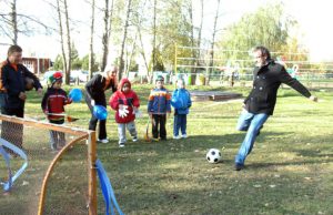 Pirmasis į naujuosius vartelius įvartį mušė Rokiškio Rotary klubo vadovas A.Šablinskas. „Linelio“ lopšelio-darželio archyvo nuotr.