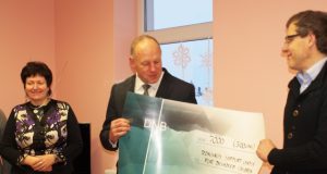 Socialinės paramos centro direktorei A.Kaupienei Rokiškio Rotary klubo prezidentas L.Šablinskas (kairėje) ir A.Šablinskas įteikė Norvegijos rotariečių dovaną. L.Dūdaitės nuotr.