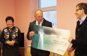 Neįgaliųjų ir sutrikusio intelekto vaikų dienos centrui – rotariečių dovana Socialinės paramos centro direktorei A.Kaupienei Rokiškio Rotary klubo prezidentas L.Šablinskas (kairėje) ir A.Šablinskas įteikė Norvegijos rotariečių dovaną. L.Dūdaitės nuotr.