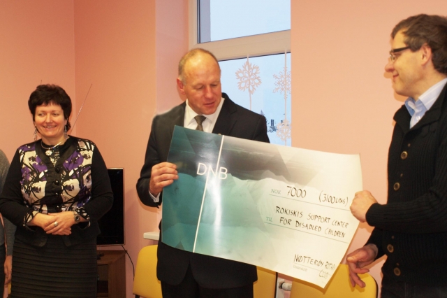 Socialinės paramos centro direktorei A.Kaupienei Rokiškio Rotary klubo prezidentas L.Šablinskas (kairėje) ir A.Šablinskas įteikė Norvegijos rotariečių dovaną. L.Dūdaitės nuotr.