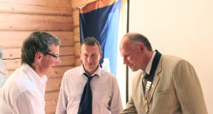 A.Šablinskas perduoda prezidento regalijas L.Šablinskui. Centre - praėjusios kadencijos klubo sekretorius Arūnas Augutis.